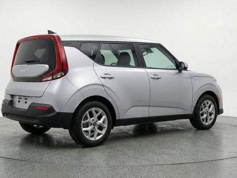 Used 2025 Kia Soul LX w/ LX Technology Package FWD image 9