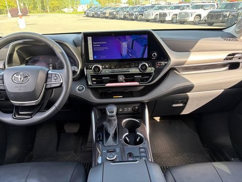 Used 2024 Toyota Highlander Limited AWD/4WD image 21