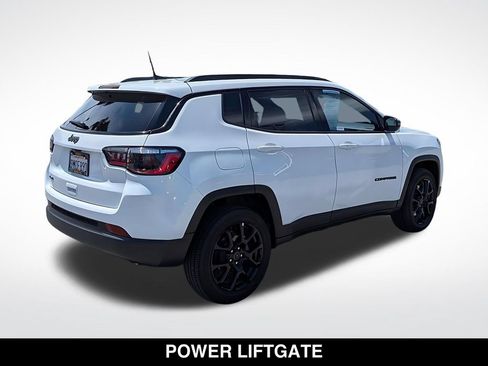 Used 2026 Jeep Compass Latitude AWD/4WD image 9