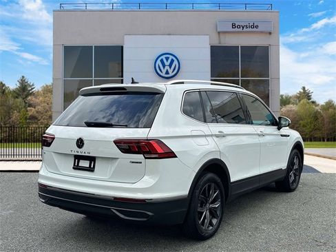 Certified 2022 Volkswagen Tiguan SE image 4