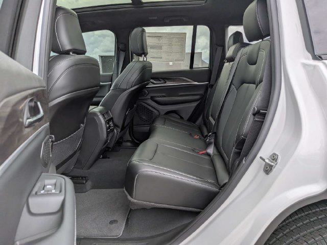 New 2026 Jeep Grand Cherokee Limited w/ Luxury Tech Group II AWD/4WD image 15