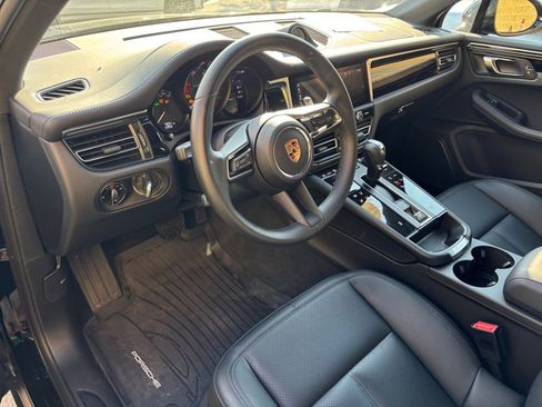 Certified 2024 Porsche Macan image 4