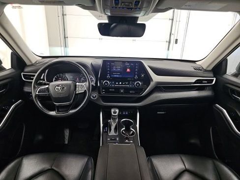 Certified 2022 Toyota Highlander XLE image 32