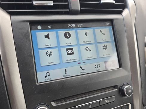 Used 2017 Ford Fusion SE w/ Fusion SE Technology Package FWD image 18