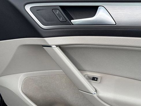 Used 2016 Volkswagen Golf S image 19