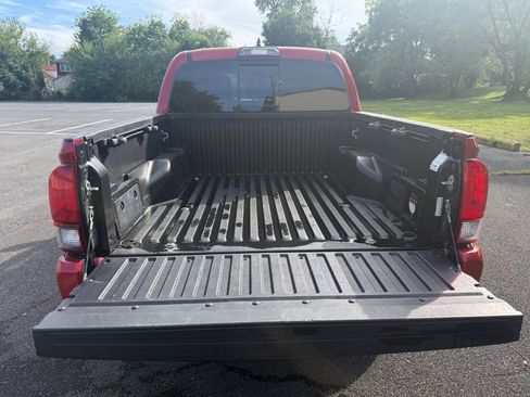 Used 2018 Toyota Tacoma TRD Sport AWD/4WD image 25