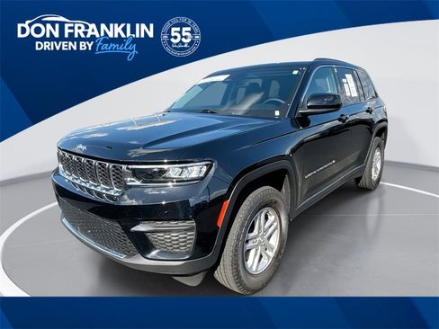 Used 2023 Jeep Grand Cherokee Laredo image 1