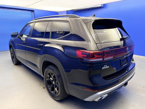 Used 2025 Volkswagen Atlas Peak Edition SE AWD/4WD image 5