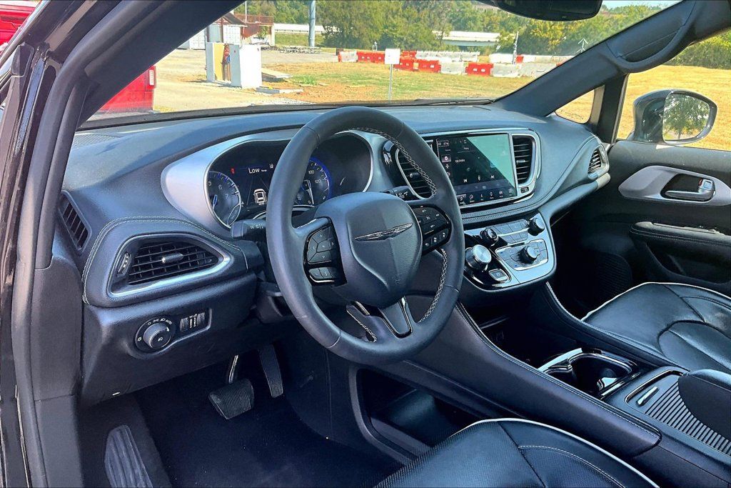 Used 2025 Chrysler Pacifica Limited FWD image 5