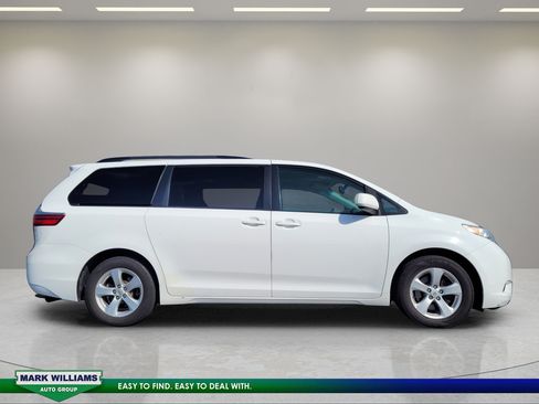 Used 2016 Toyota Sienna LE FWD image 2