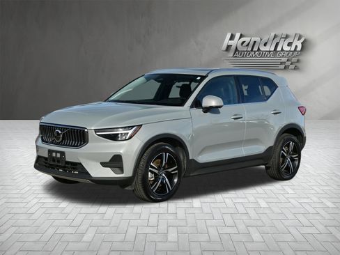 Used 2025 Volvo XC40 B5 Core image 8