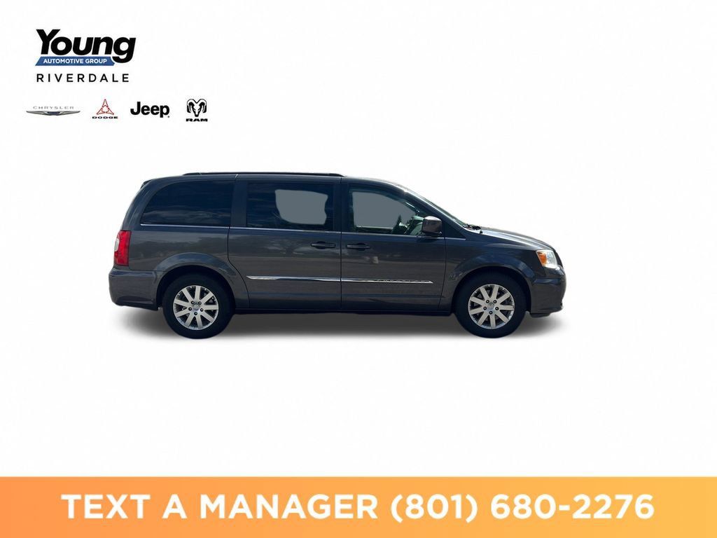 Used 2016 Chrysler Town & Country Touring FWD image 6