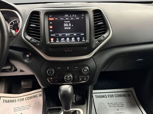 Used 2018 Jeep Cherokee Latitude Plus w/ Comfort/Convenience Group FWD image 18