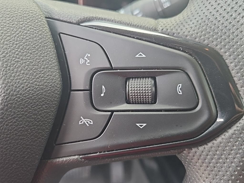 Certified 2025 Chevrolet Trax LT FWD image 17