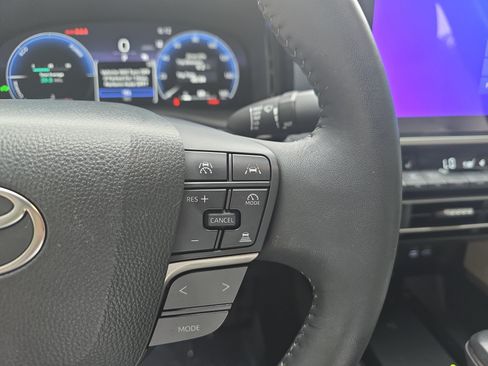 Used 2025 Toyota Camry XLE FWD image 17
