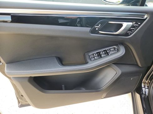 Certified 2025 Porsche Macan image 12
