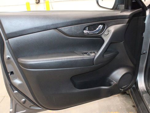 Used 2020 Nissan Rogue SV image 16