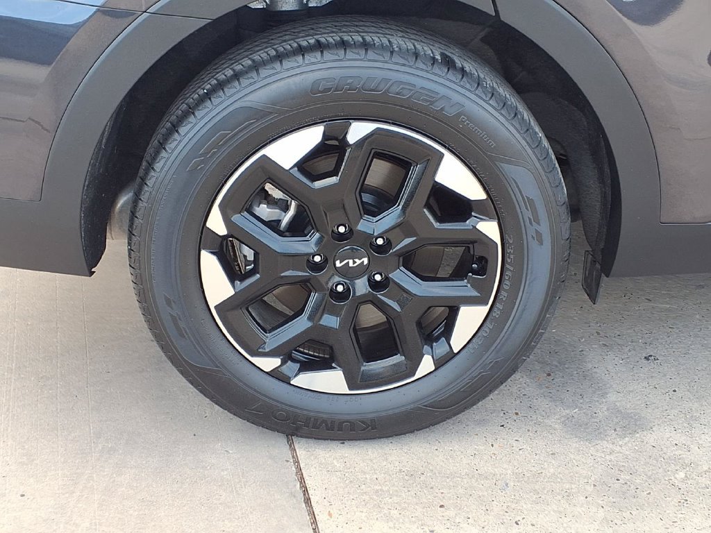 Certified 2025 Kia Sorento S FWD image 10