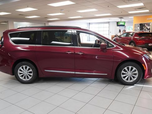 Used 2017 Chrysler Pacifica Touring-L FWD image 13