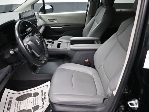 Used 2024 Toyota Sienna XLE image 14