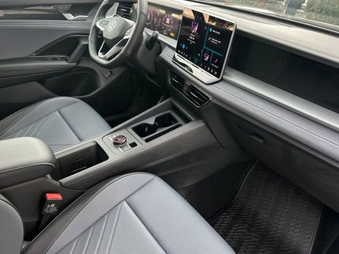 New 2026 Volkswagen Tiguan SE R-Line FWD image 14