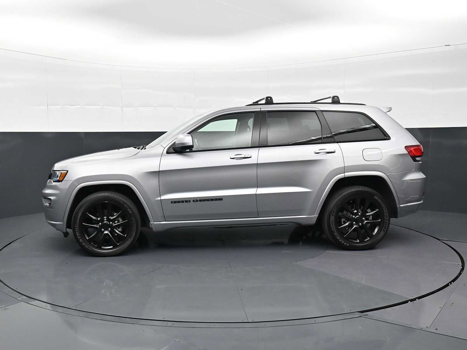 Used 2019 Jeep Grand Cherokee Altitude AWD/4WD image 2
