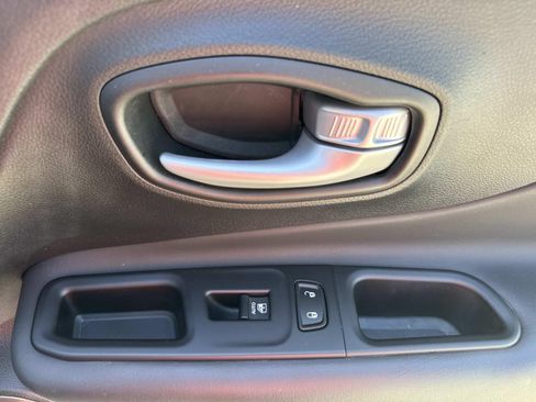 Used 2023 Jeep Renegade Latitude AWD/4WD image 14
