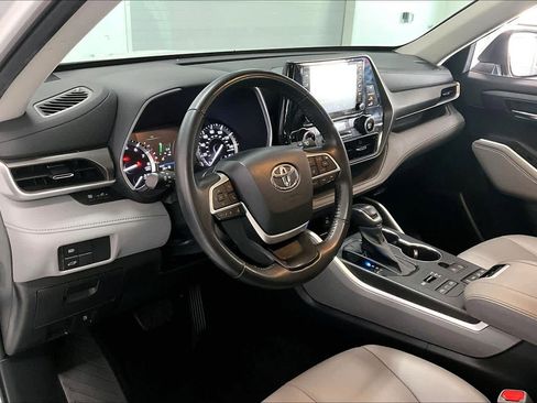 Used 2022 Toyota Highlander XLE image 2