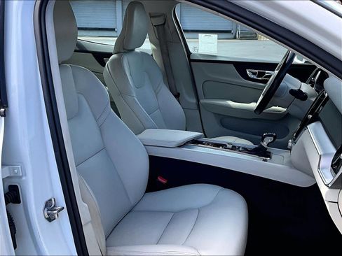 Used 2019 Volvo S60 T5 Momentum w/ Premium Package FWD image 9