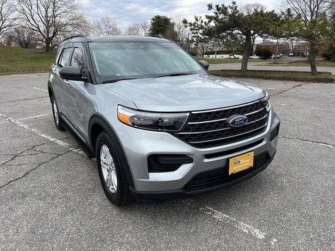 Used 2023 Ford Explorer XLT image 2