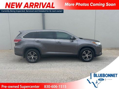 Used 2019 Toyota Highlander LE FWD image 1