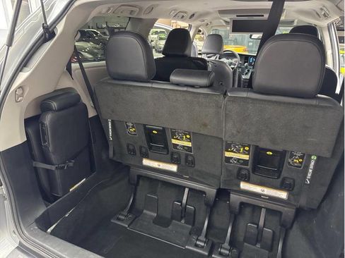 Used 2017 Toyota Sienna SE Premium image 21
