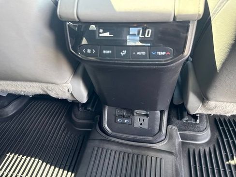 Used 2022 Toyota Highlander Limited AWD/4WD image 32