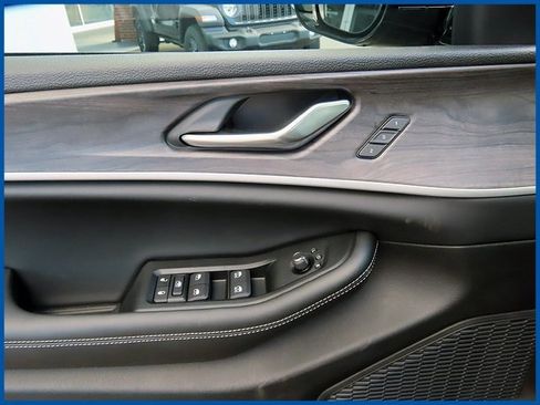 New 2025 Jeep Grand Cherokee Limited w/ Black Appearance Package image 12