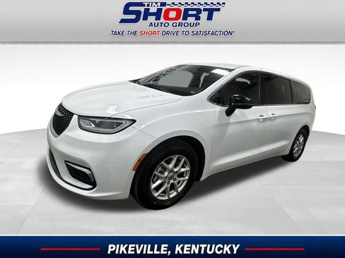 Used 2025 Chrysler Pacifica Select FWD image 1