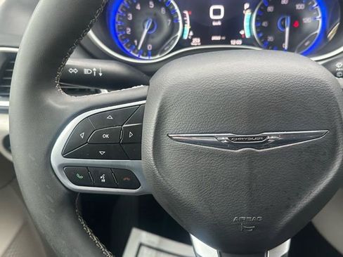 Used 2024 Chrysler Pacifica Touring-L image 21