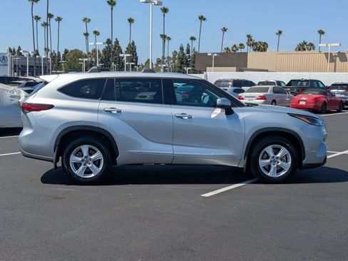 Used 2022 Toyota Highlander LE FWD image 4