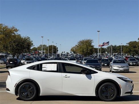 New 2026 Toyota Prius LE image 3