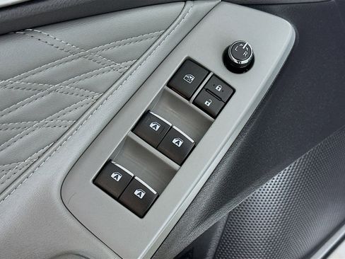 Used 2019 Toyota Avalon Limited image 18