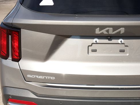 Used 2025 Kia Sorento EX image 18