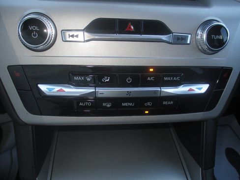 Used 2024 Ford Explorer XLT image 24