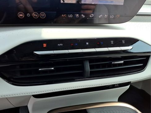 Used 2025 Buick Enclave Avenir w/ LPO, Floor Liner Package AWD/4WD image 12