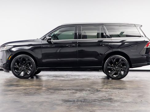 Used 2025 Lincoln Navigator Black Label AWD/4WD image 9