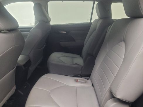 Used 2020 Toyota Highlander XLE AWD/4WD image 18