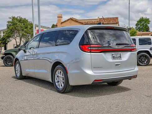 Used 2023 Chrysler Pacifica Touring-L FWD image 6