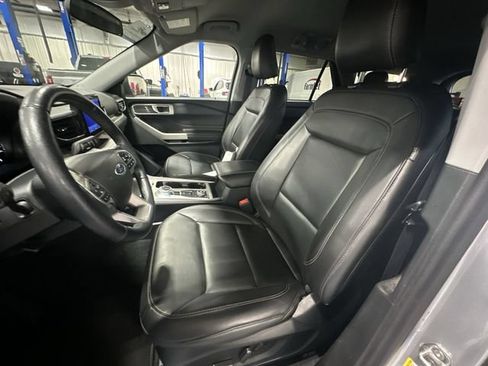 Used 2023 Ford Explorer XLT w/ Equipment Group 202A AWD/4WD image 17