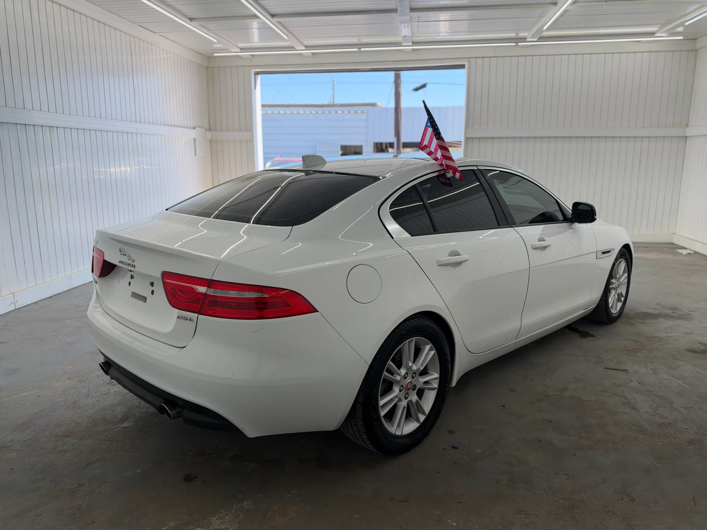 Used 2017 Jaguar XE Premium RWD image 5