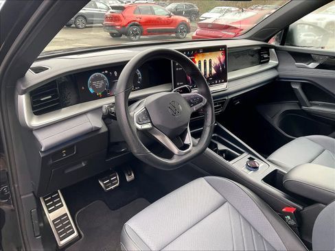 Certified 2025 Volkswagen Tiguan SE R-Line image 9