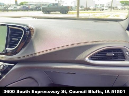 Used 2023 Chrysler Pacifica Pinnacle FWD image 36