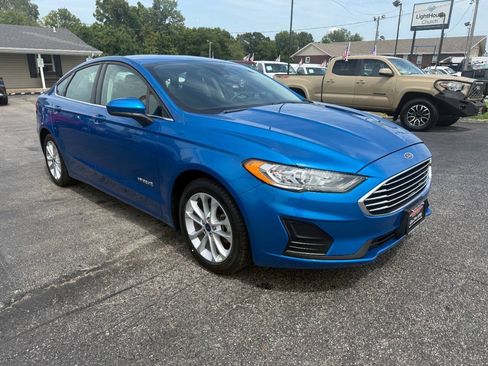 Used 2019 Ford Fusion SE FWD image 4